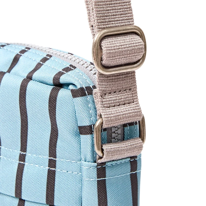 ROKA Bond Tasche aus recyceltem Canvas mit blauen Streifen