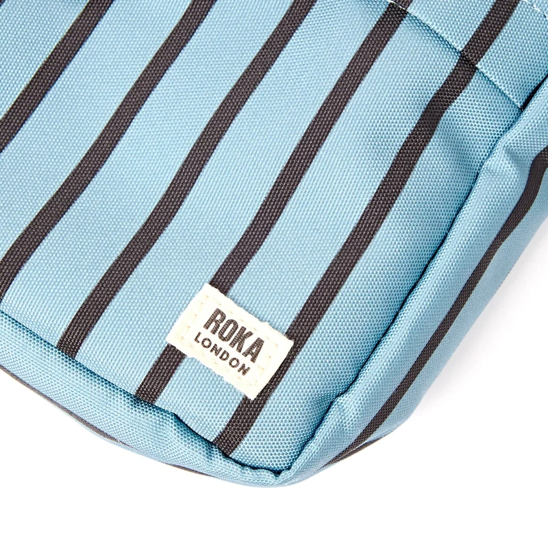 ROKA Bond Tasche aus recyceltem Canvas mit blauen Streifen