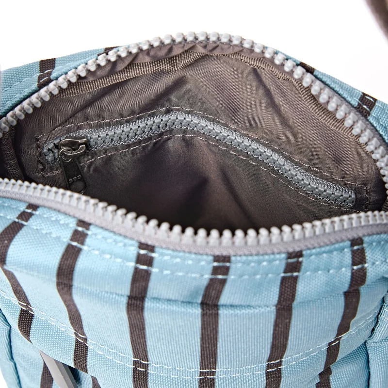ROKA Bond Tasche aus recyceltem Canvas mit blauen Streifen