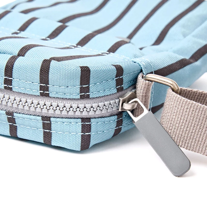 ROKA Bond Tasche aus recyceltem Canvas mit blauen Streifen
