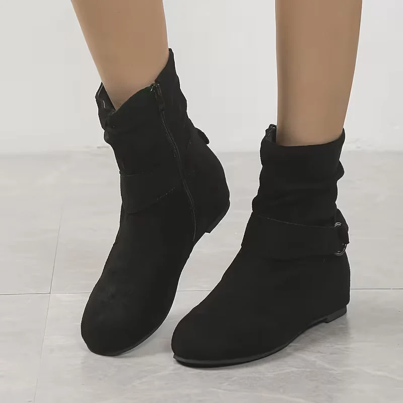 Belynda – Lockere Stiefeletten mit Keilabsatz und Schnallenriemen