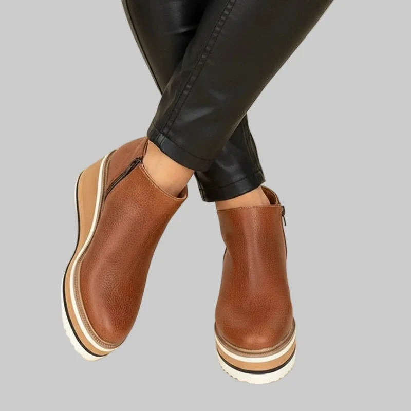 Sevilay – Stiefeletten mit Keilabsatz und Reißverschluss