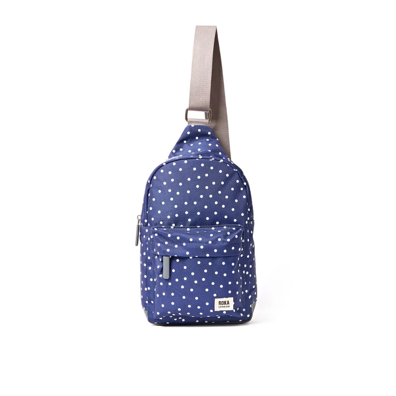ROKA Willesden Große Tasche aus recyceltem Canvas mit marineblauen Polka-Dots
