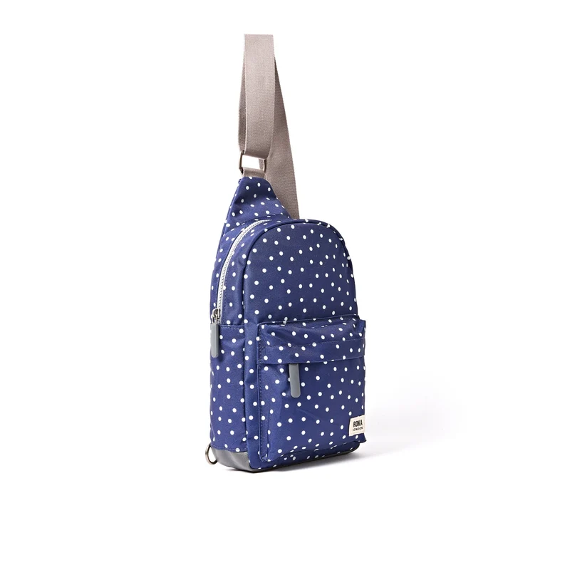 ROKA Willesden Große Tasche aus recyceltem Canvas mit marineblauen Polka-Dots