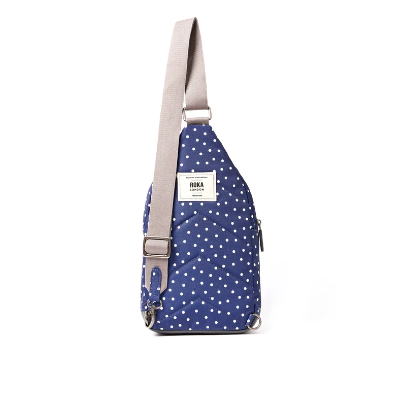 ROKA Willesden Große Tasche aus recyceltem Canvas mit marineblauen Polka-Dots