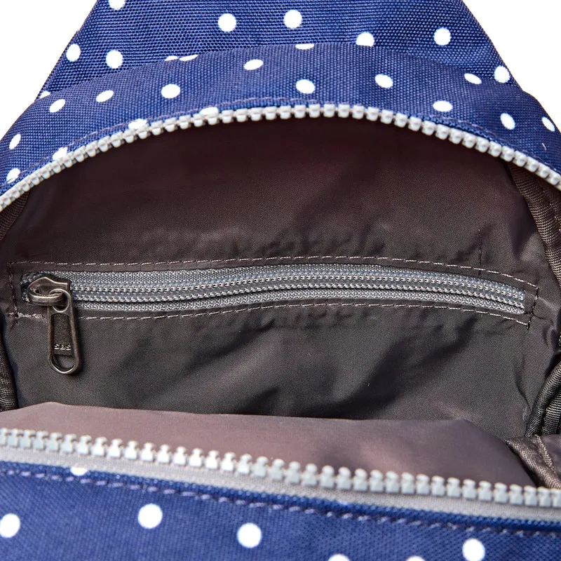ROKA Willesden Große Tasche aus recyceltem Canvas mit marineblauen Polka-Dots
