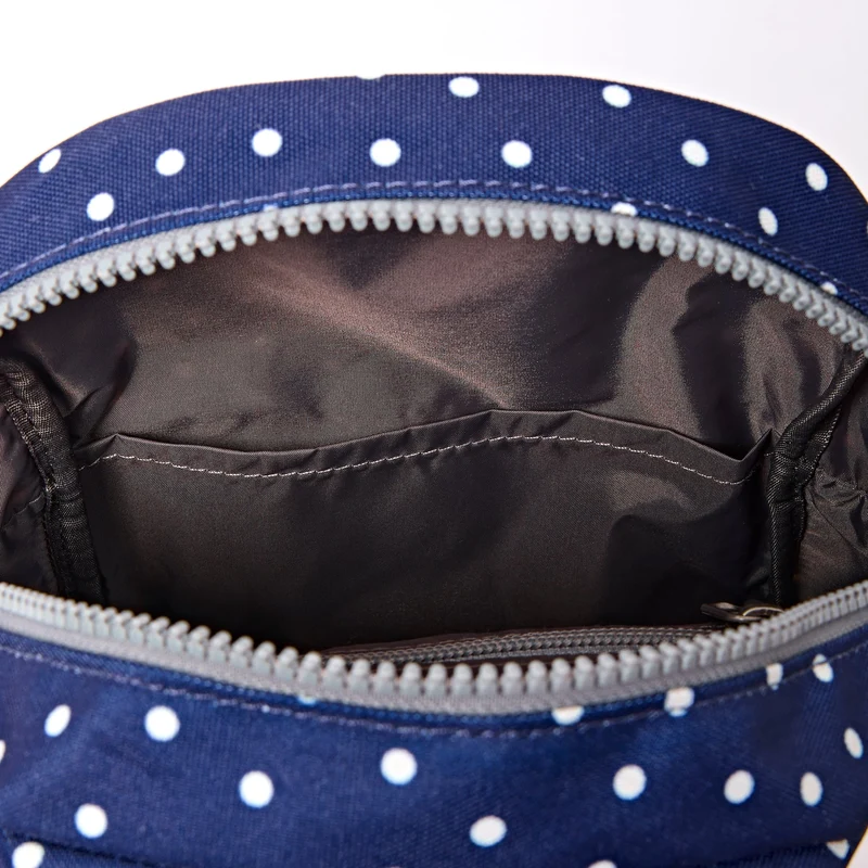 ROKA Willesden Große Tasche aus recyceltem Canvas mit marineblauen Polka-Dots