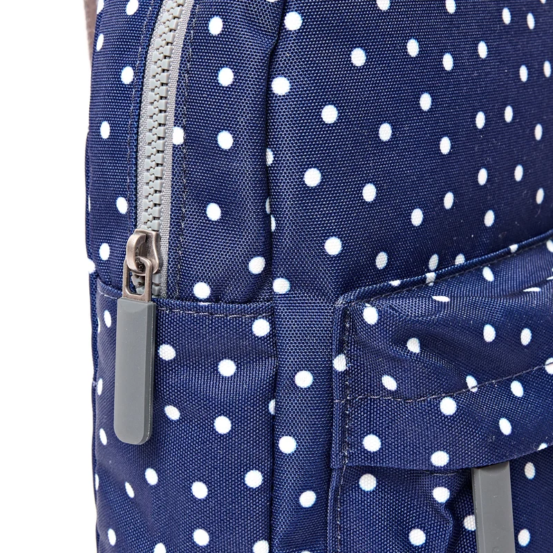 ROKA Willesden Große Tasche aus recyceltem Canvas mit marineblauen Polka-Dots