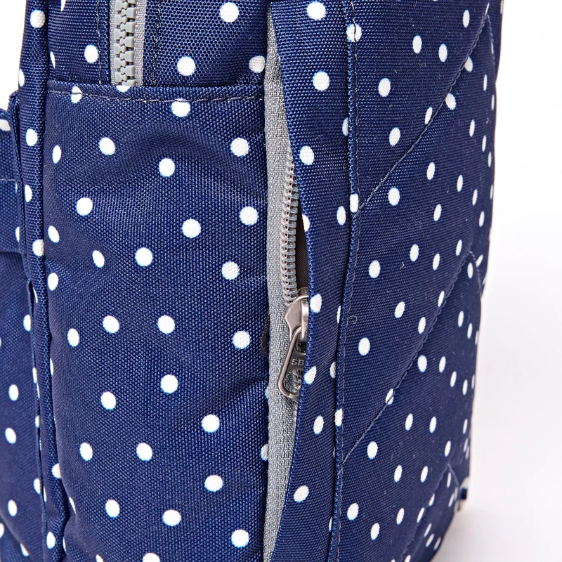 ROKA Willesden Große Tasche aus recyceltem Canvas mit marineblauen Polka-Dots