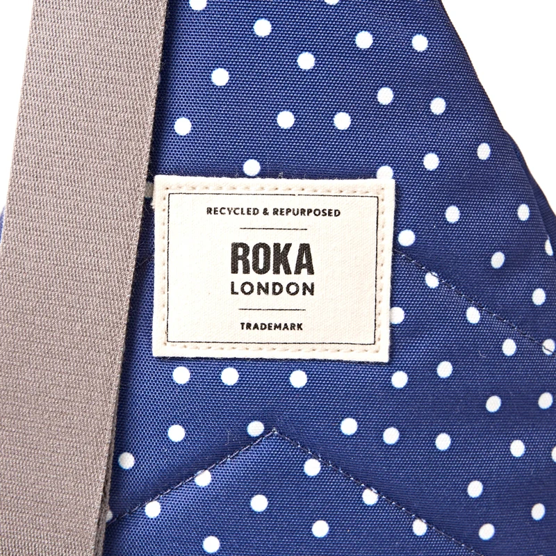 ROKA Willesden Große Tasche aus recyceltem Canvas mit marineblauen Polka-Dots
