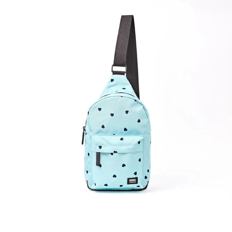 ROKA Willesden Große Tasche aus recyceltem Canvas mit Herzmuster