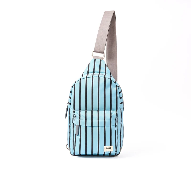ROKA Willesden Große Tasche aus recyceltem Canvas mit blauem Streifen