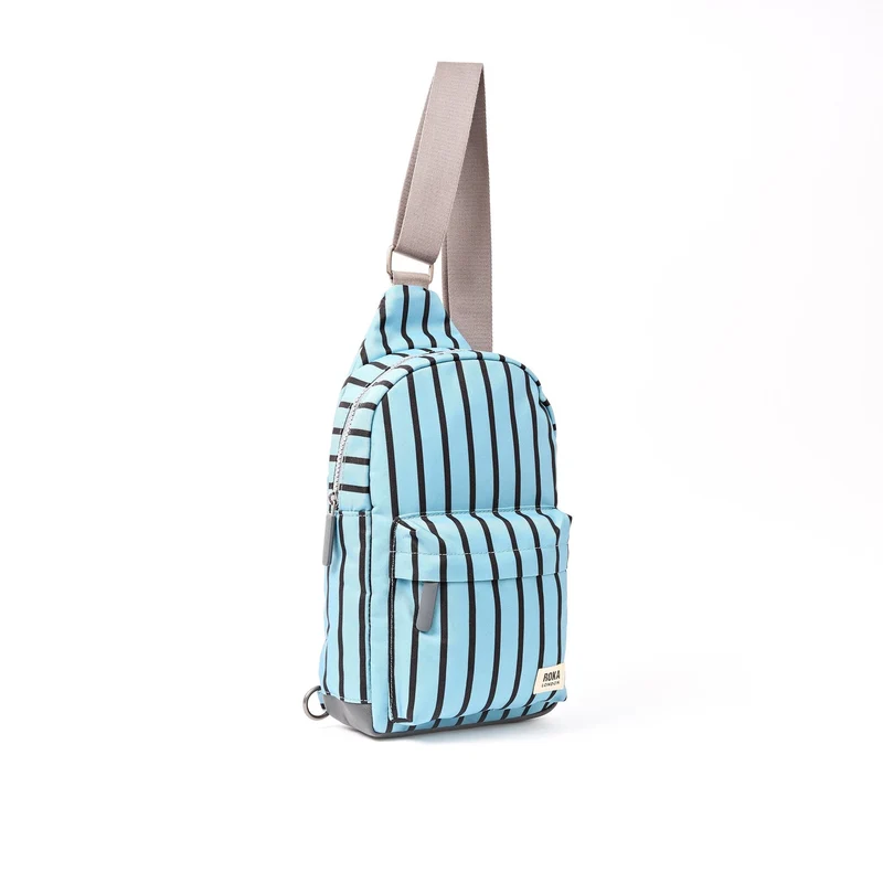ROKA Willesden Große Tasche aus recyceltem Canvas mit blauem Streifen