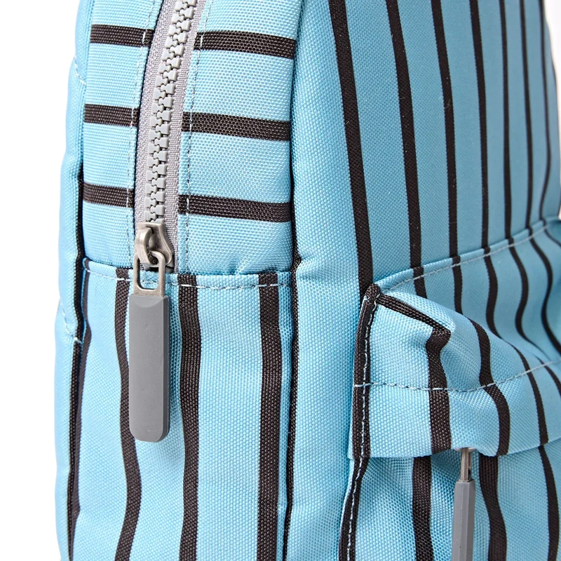 ROKA Willesden Große Tasche aus recyceltem Canvas mit blauem Streifen