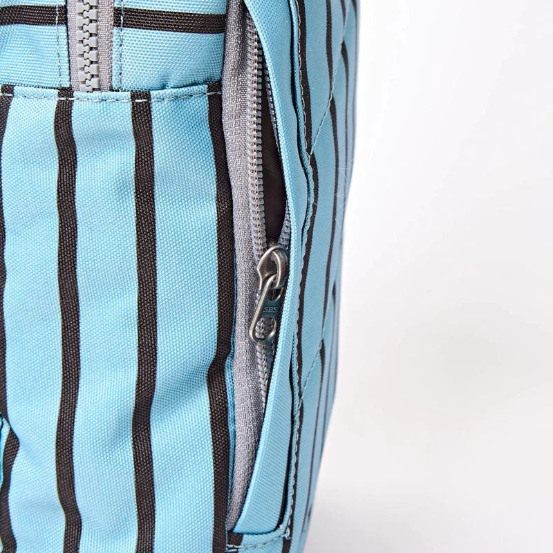 ROKA Willesden Große Tasche aus recyceltem Canvas mit blauem Streifen