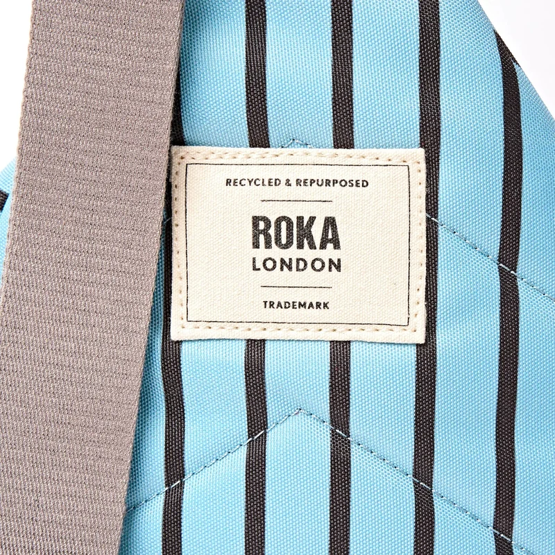 ROKA Willesden Große Tasche aus recyceltem Canvas mit blauem Streifen