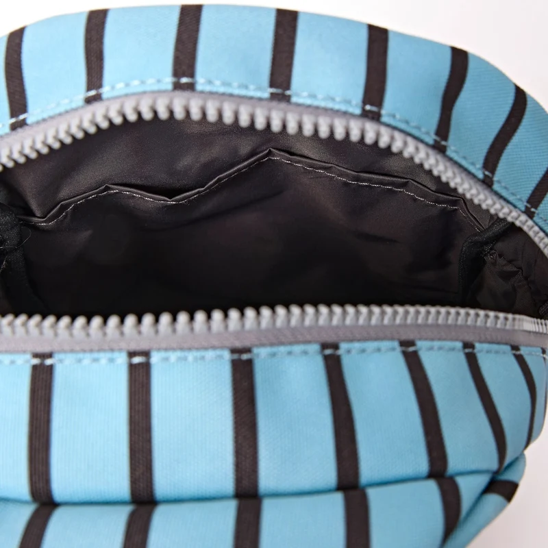 ROKA Willesden Große Tasche aus recyceltem Canvas mit blauem Streifen