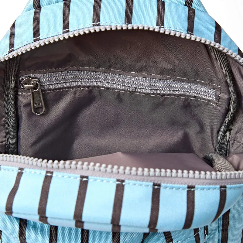 ROKA Willesden Große Tasche aus recyceltem Canvas mit blauem Streifen