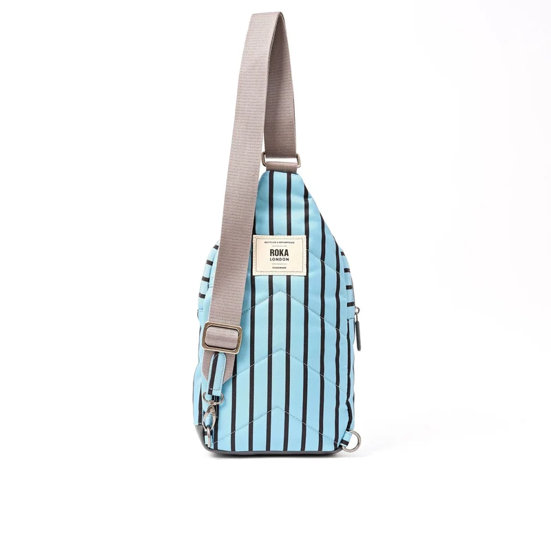 ROKA Willesden Große Tasche aus recyceltem Canvas mit blauem Streifen