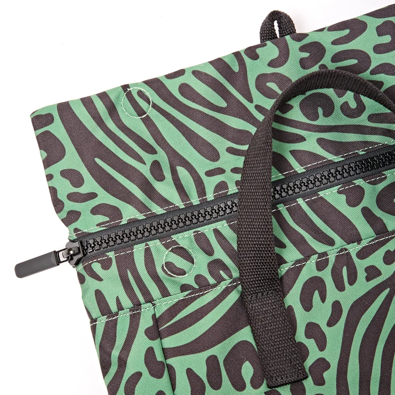 ROKA Canfield B Gemischte Tiere Artischocke Kleine recycelte Canvas-Tasche