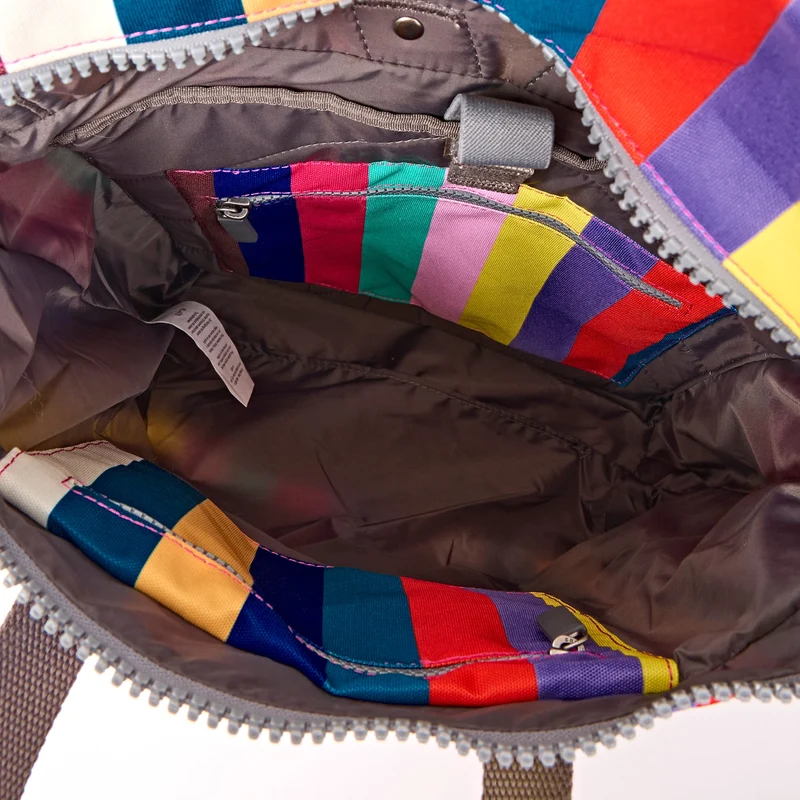 ROKA Canfield Kleine Tasche aus recyceltem Canvas mit breiten, mehrfarbigen Streifen von B