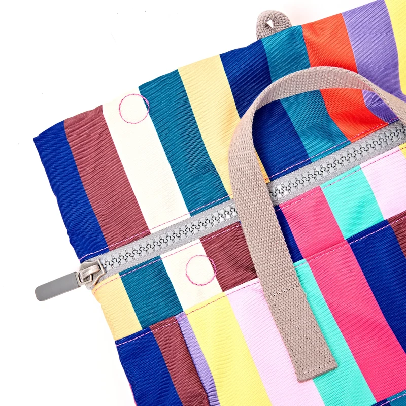 ROKA Canfield Kleine Tasche aus recyceltem Canvas mit breiten, mehrfarbigen Streifen von B