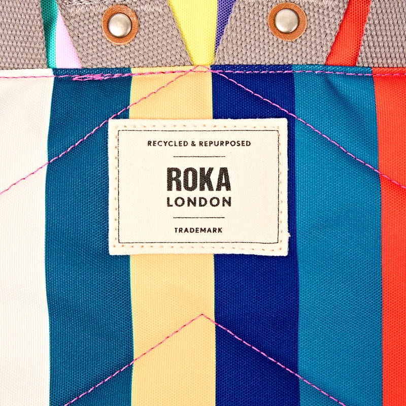 ROKA Canfield Kleine Tasche aus recyceltem Canvas mit breiten, mehrfarbigen Streifen von B