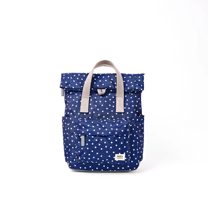 ROKA Canfield Kleine Tasche aus recyceltem Canvas mit marineblauen Punkten