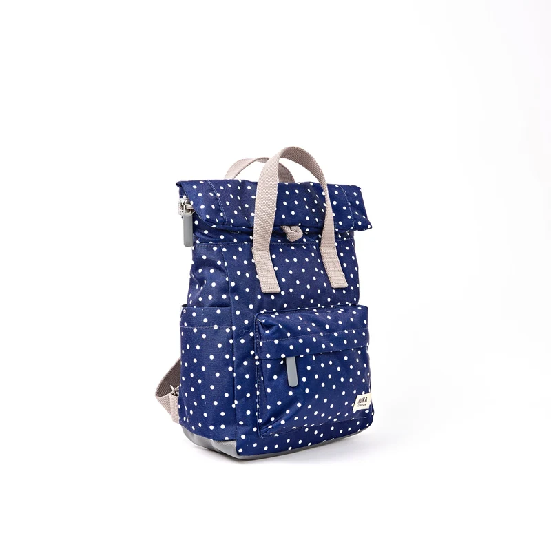 ROKA Canfield Kleine Tasche aus recyceltem Canvas mit marineblauen Punkten