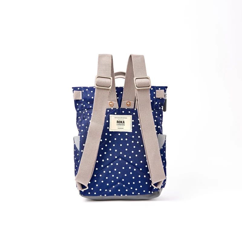 ROKA Canfield Kleine Tasche aus recyceltem Canvas mit marineblauen Punkten