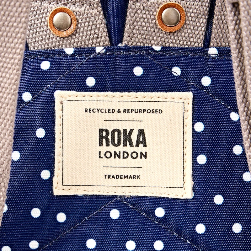 ROKA Canfield Kleine Tasche aus recyceltem Canvas mit marineblauen Punkten