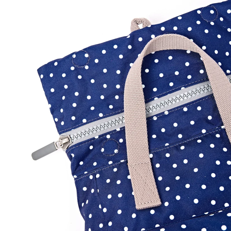 ROKA Canfield Kleine Tasche aus recyceltem Canvas mit marineblauen Punkten