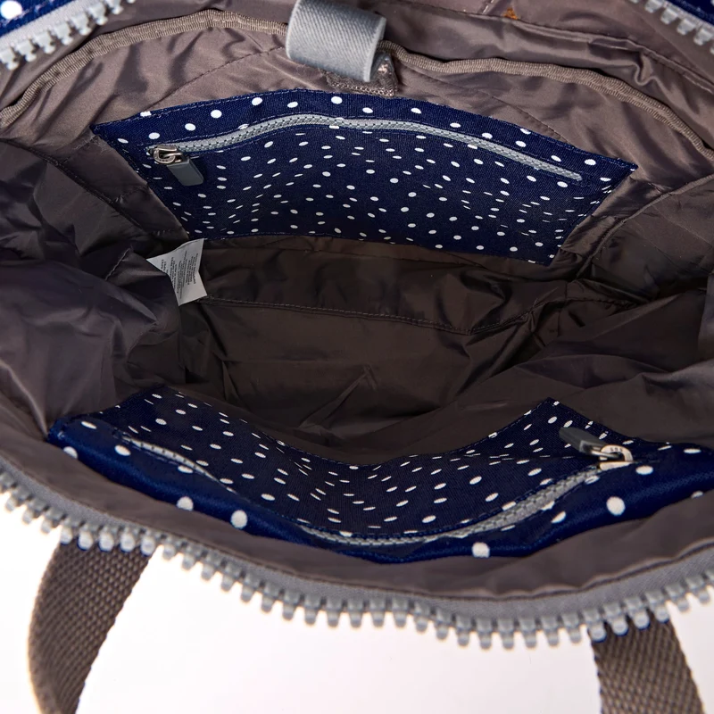 ROKA Canfield Kleine Tasche aus recyceltem Canvas mit marineblauen Punkten