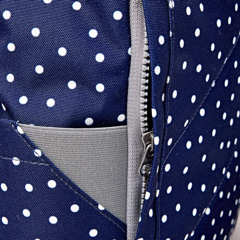 ROKA Canfield Kleine Tasche aus recyceltem Canvas mit marineblauen Punkten