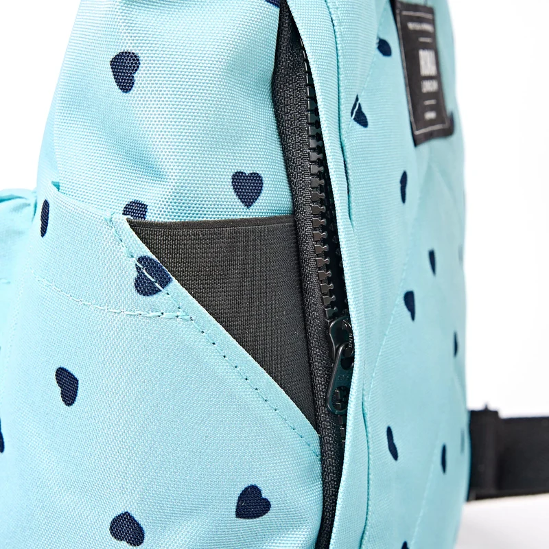 ROKA Canfield Kleine Tasche aus recyceltem Canvas mit Herzmuster