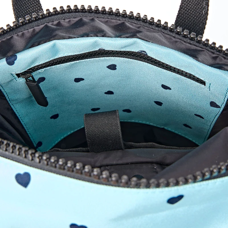 ROKA Canfield Kleine Tasche aus recyceltem Canvas mit Herzmuster