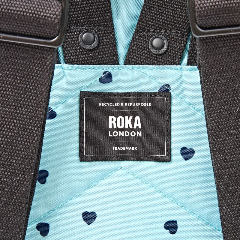 ROKA Canfield Kleine Tasche aus recyceltem Canvas mit Herzmuster