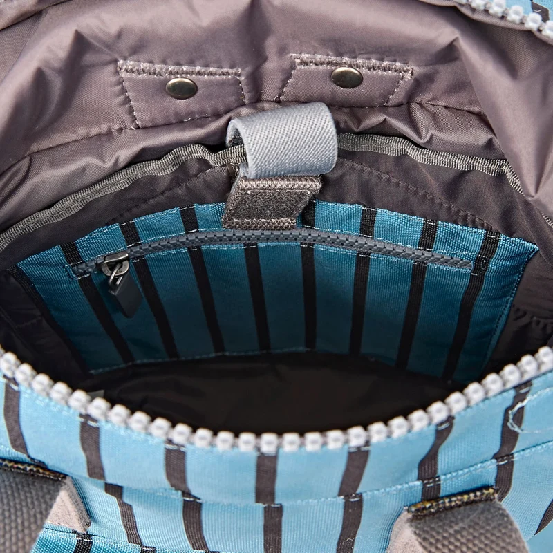 ROKA Canfield Kleine Tasche aus recyceltem Canvas mit blauem Streifen