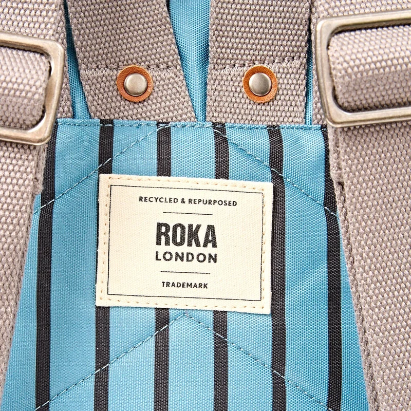 ROKA Canfield Kleine Tasche aus recyceltem Canvas mit blauem Streifen