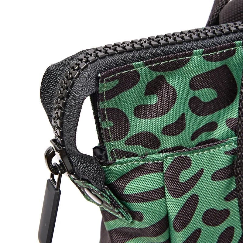 ROKA Bantry B Gemischte Tiere Artischocke Kleine recycelte Canvas-Tasche