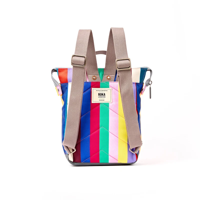 ROKA Bantry Kleine Tasche aus recyceltem Canvas mit breiten, mehrfarbigen Streifen von B