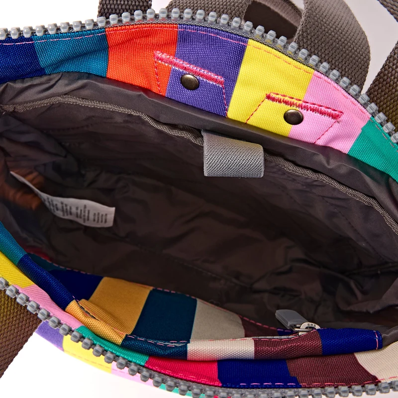 ROKA Bantry Kleine Tasche aus recyceltem Canvas mit breiten, mehrfarbigen Streifen von B