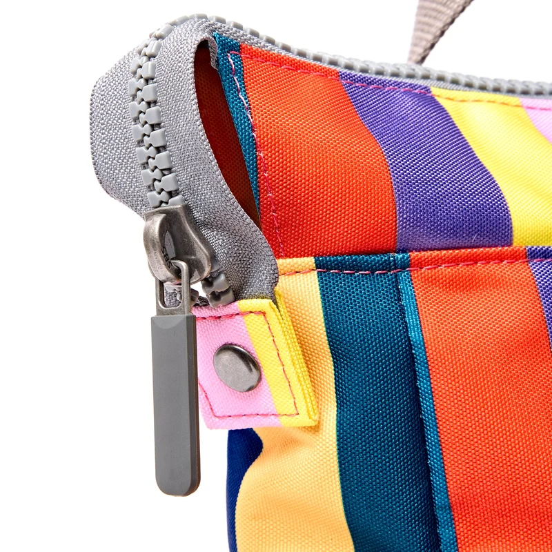 ROKA Bantry Kleine Tasche aus recyceltem Canvas mit breiten, mehrfarbigen Streifen von B