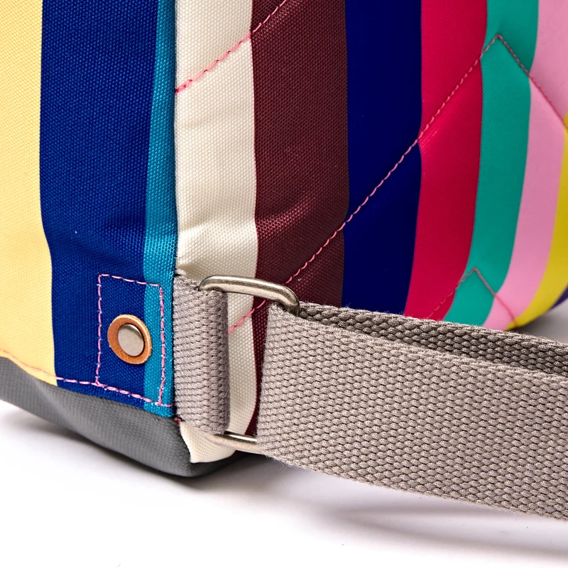 ROKA Bantry Kleine Tasche aus recyceltem Canvas mit breiten, mehrfarbigen Streifen von B