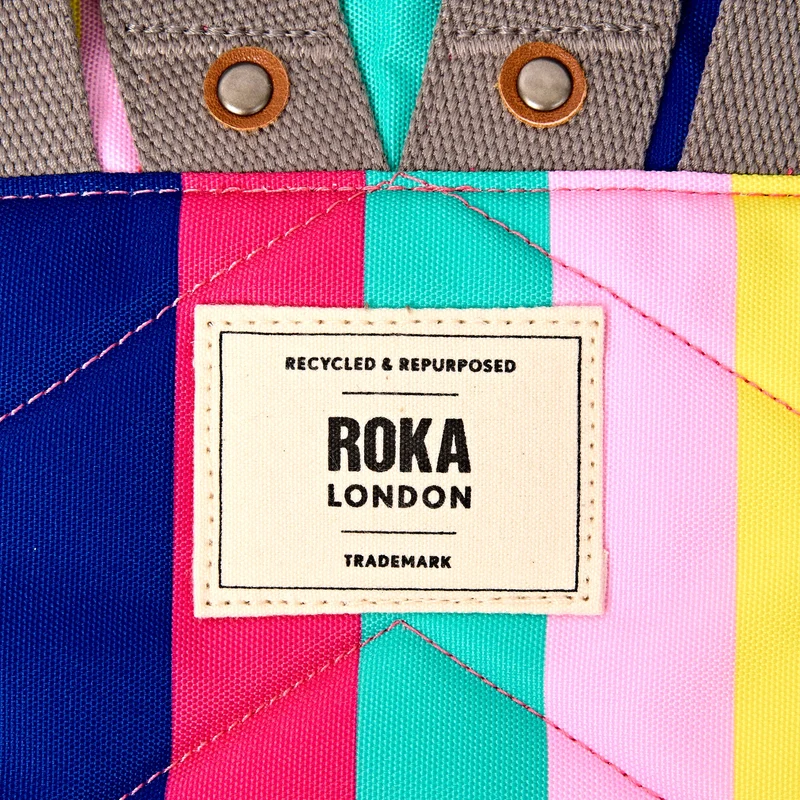 ROKA Bantry Kleine Tasche aus recyceltem Canvas mit breiten, mehrfarbigen Streifen von B