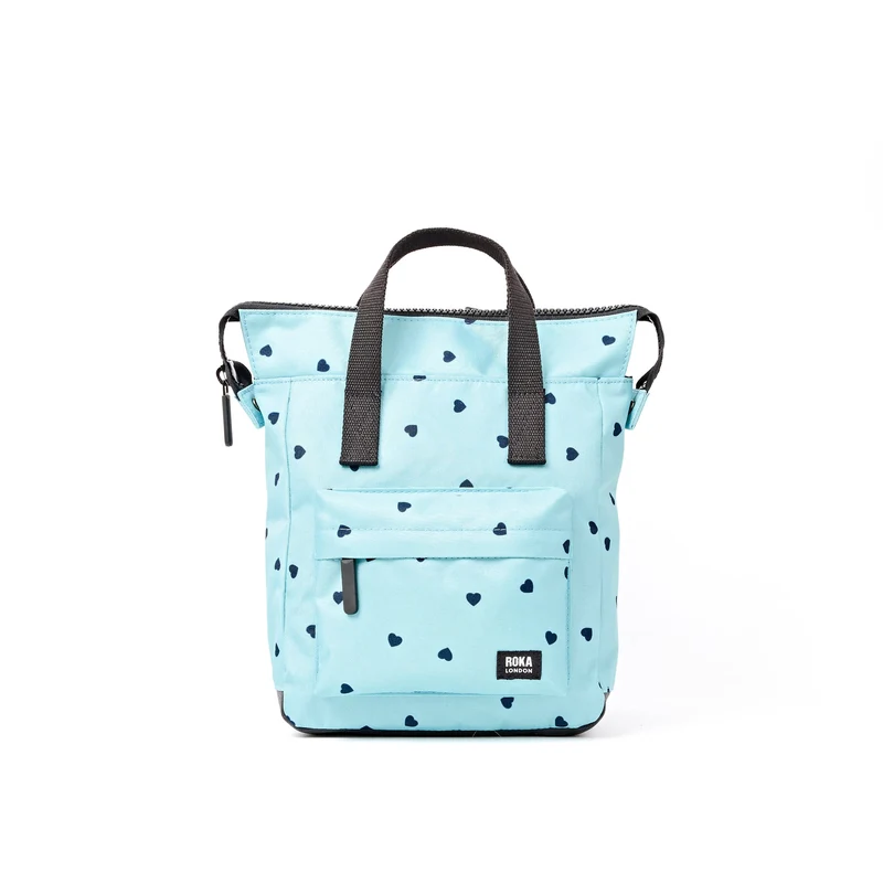 ROKA Bantry Kleine Tasche aus recyceltem Canvas mit Herzmuster