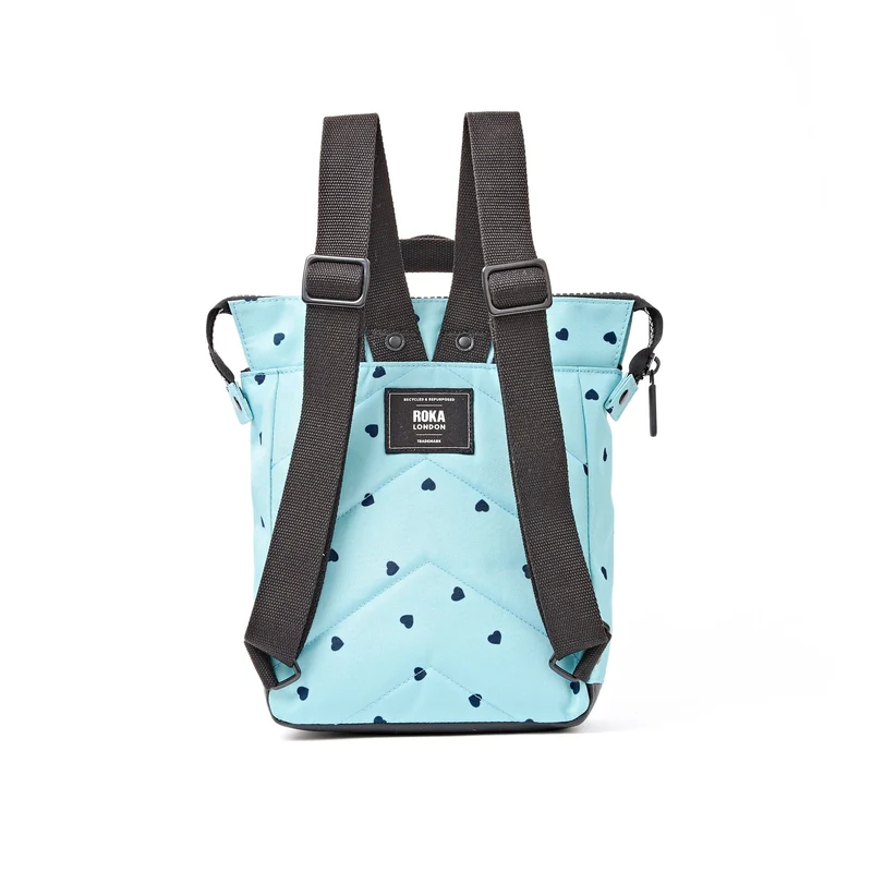 ROKA Bantry Kleine Tasche aus recyceltem Canvas mit Herzmuster