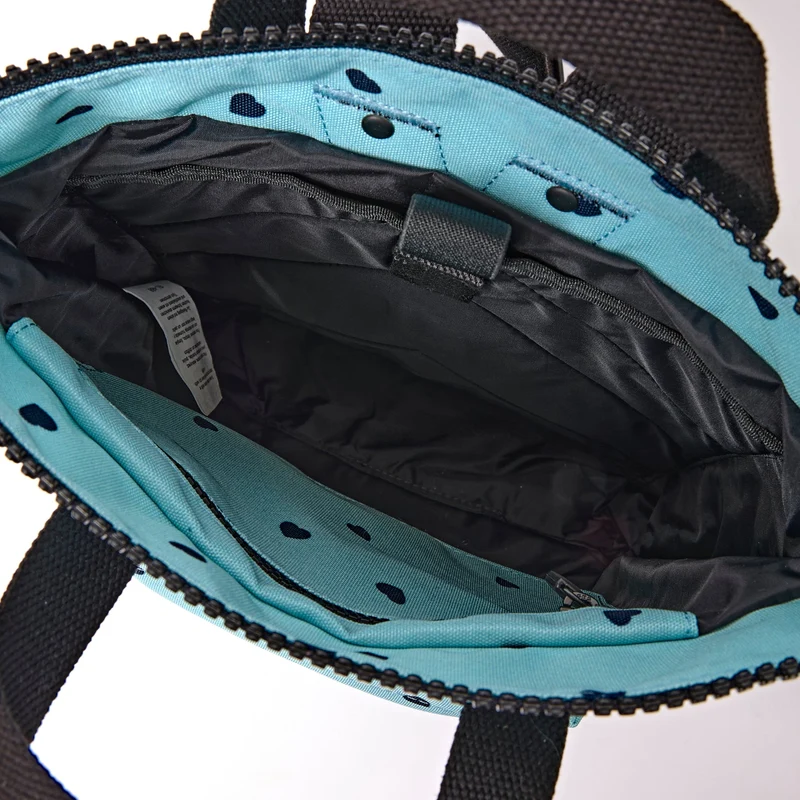 ROKA Bantry Kleine Tasche aus recyceltem Canvas mit Herzmuster