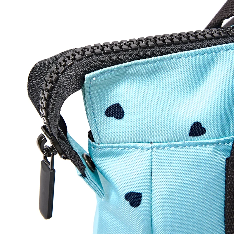 ROKA Bantry Kleine Tasche aus recyceltem Canvas mit Herzmuster