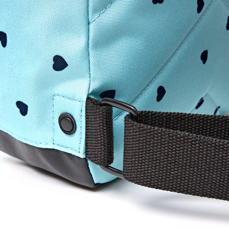 ROKA Bantry Kleine Tasche aus recyceltem Canvas mit Herzmuster